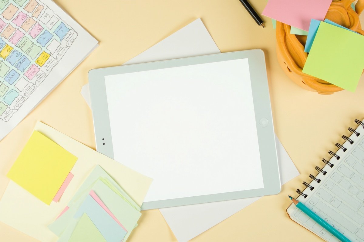 Plan de travail d'un projet web REVPL : maquettes et wireframes colorés
